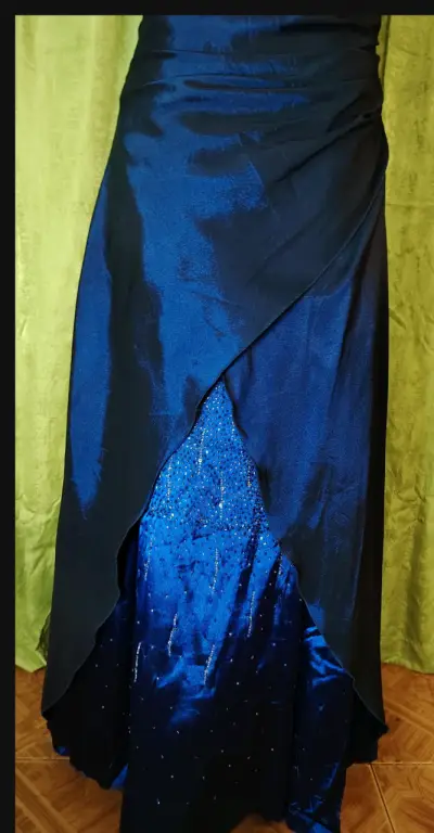 Vestido de noche azul con lentejuelas - miniatura 5