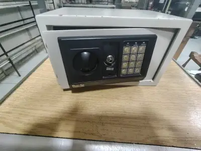 Caja fuerte electrónica con teclado digital - miniatura 1