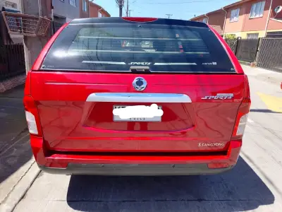 Camioneta SsangYong Actyon Sports Roja en Buen Estado - miniatura 2