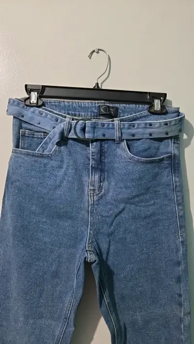 Jeans de mezclilla azul con cinturón - miniatura 1