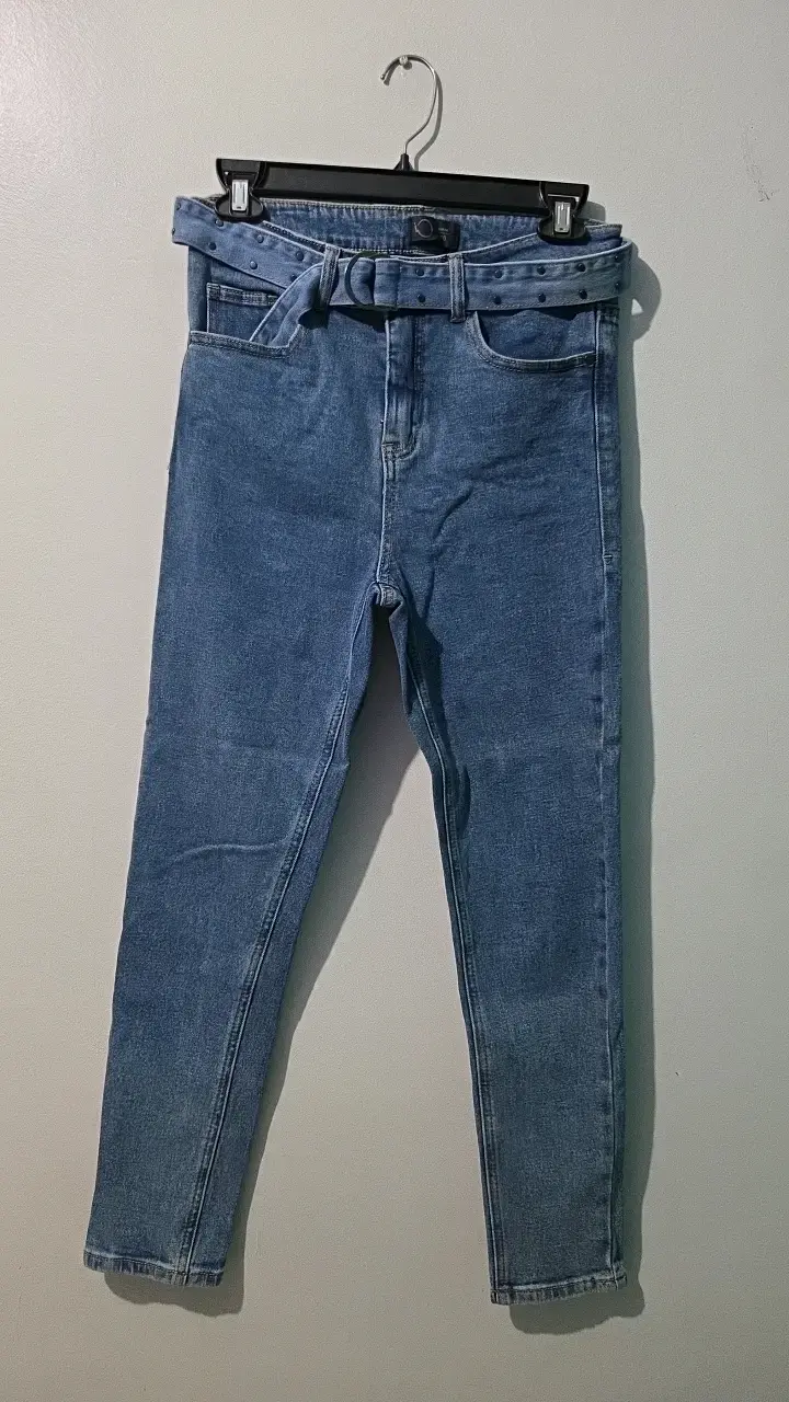 Jeans de mezclilla azul con cinturón - 2