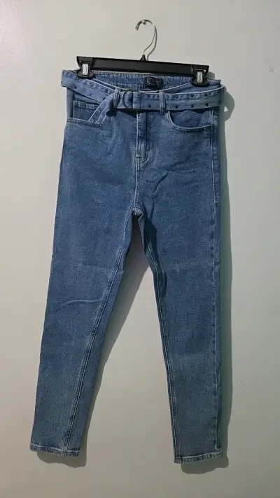 Jeans de mezclilla azul con cinturón - miniatura 2