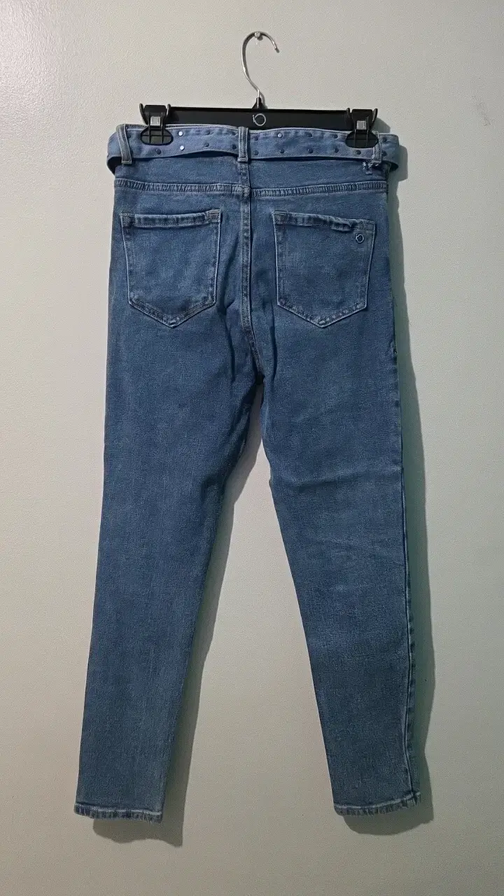 Jeans de mezclilla azul con cinturón - 3