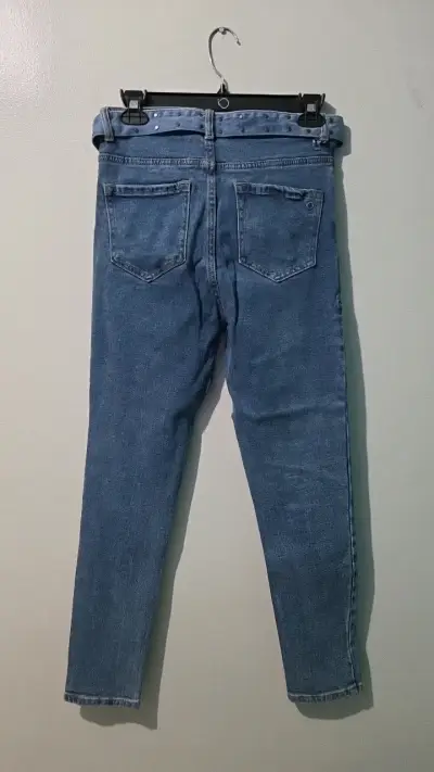 Jeans de mezclilla azul con cinturón - miniatura 3
