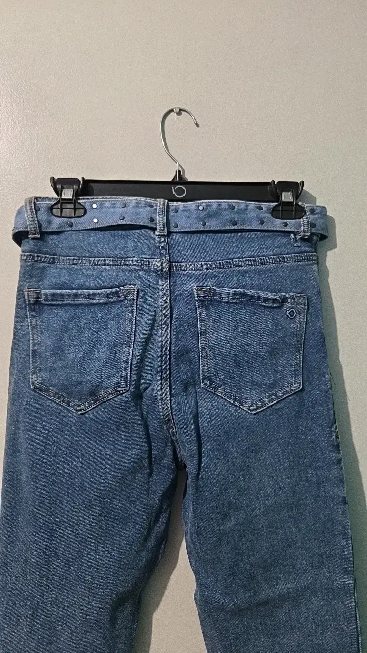 Jeans de mezclilla azul con cinturón - 4