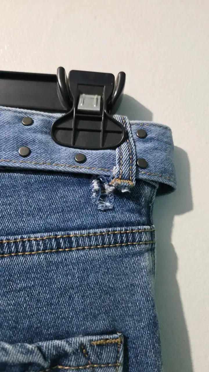 Jeans de mezclilla azul con cinturón - 5