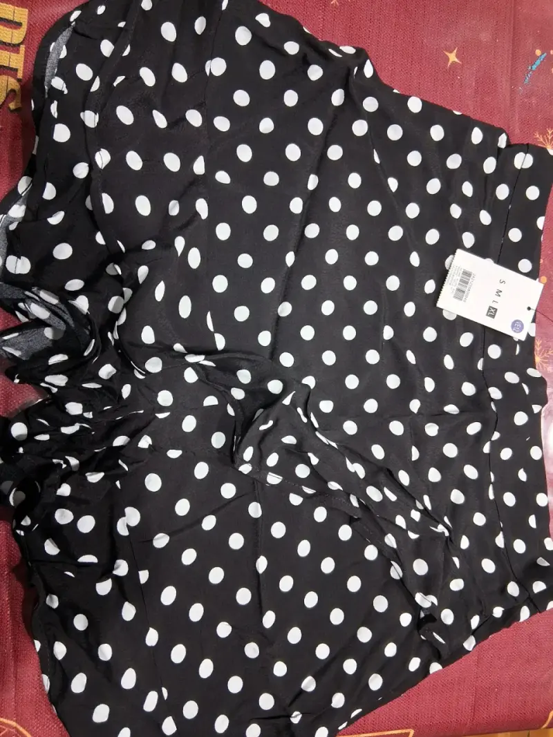 Falda short corta negra con lunares blancos