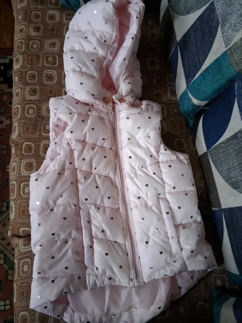 Chaleco acolchado infantil rosado con capucha