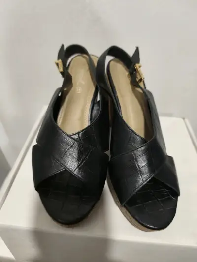 Sandalias de tacón alto negras con diseño cruzado - miniatura 1