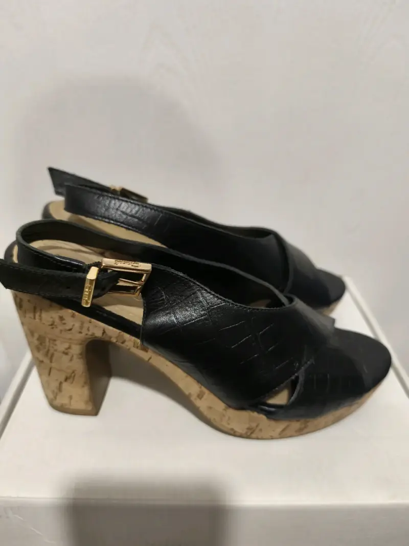 Sandalias de tacón alto negras con diseño cruzado - 2