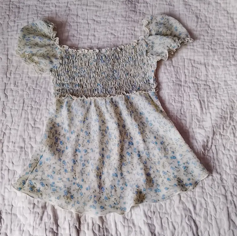 Blusa floral con mangas cortas y diseño fruncido - 1