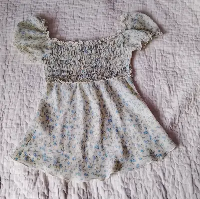 Blusa floral con mangas cortas y diseño fruncido - miniatura 1