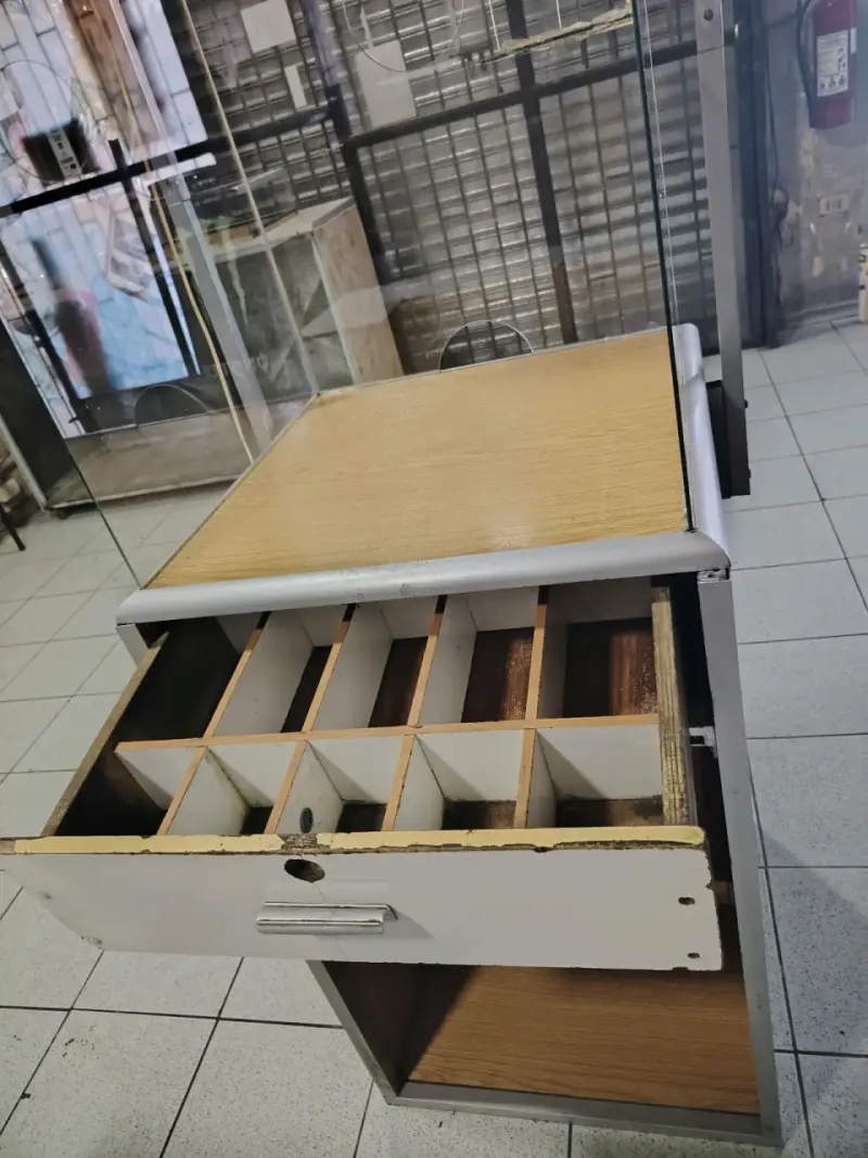 Vitrina mostrador con cajones de madera
