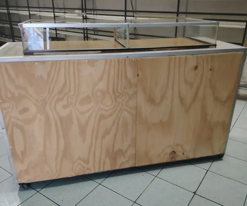 Mostrador de Madera con Vidrio para Exhibición
