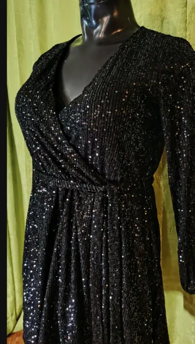 Vestido negro de lentejuelas elegante - miniatura 1