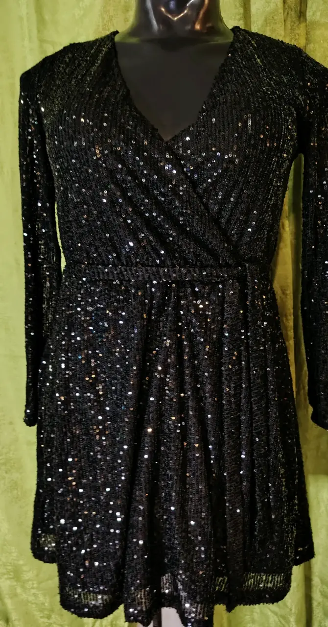 Vestido negro de lentejuelas elegante - 4