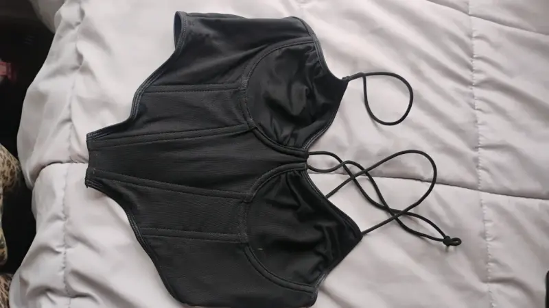 Top negro con tirantes ajustables - 1