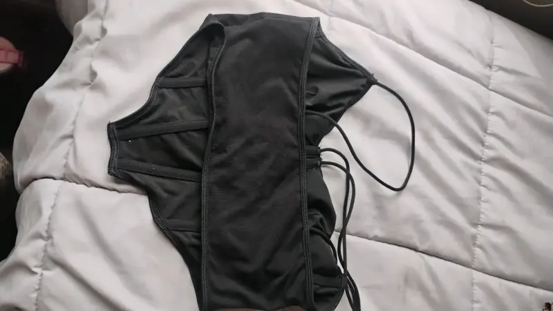 Top negro con tirantes ajustables - 2
