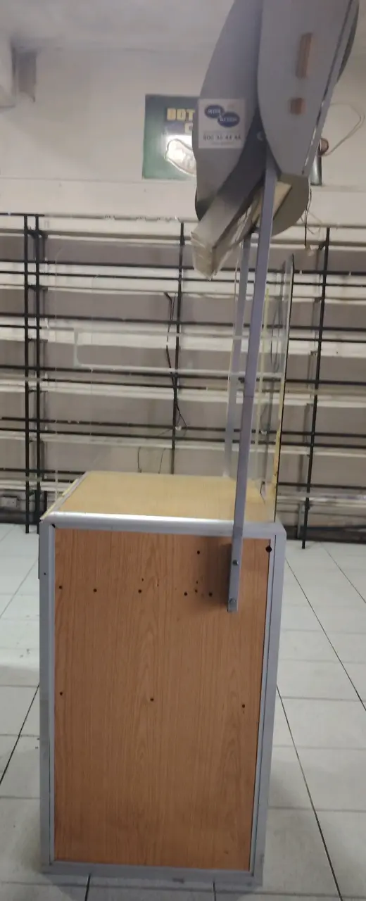 Vitrina exhibidora de madera y vidrio