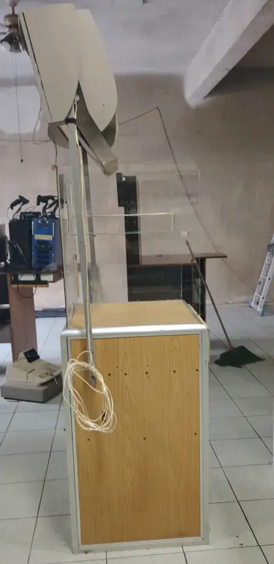 Vitrina exhibidora de madera y vidrio - miniatura 3