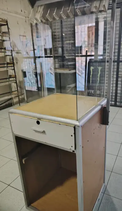 Vitrina exhibidora de madera y vidrio - miniatura 5