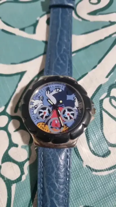 Reloj de pulsera Disney con diseño de personaje - miniatura 1