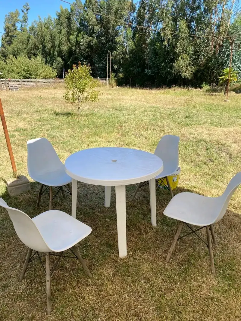 Juego de comedor exterior redondo con sillas blancas