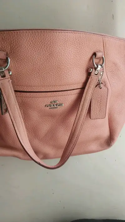 Bolso de cuero rosa Coach con detalles metálicos - miniatura 1