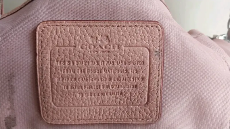 Bolso de cuero rosa Coach con detalles metálicos - 2