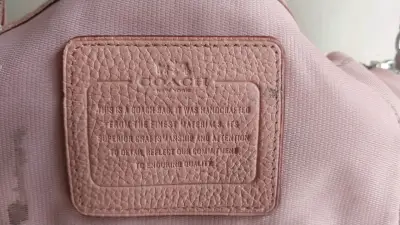 Bolso de cuero rosa Coach con detalles metálicos - miniatura 2