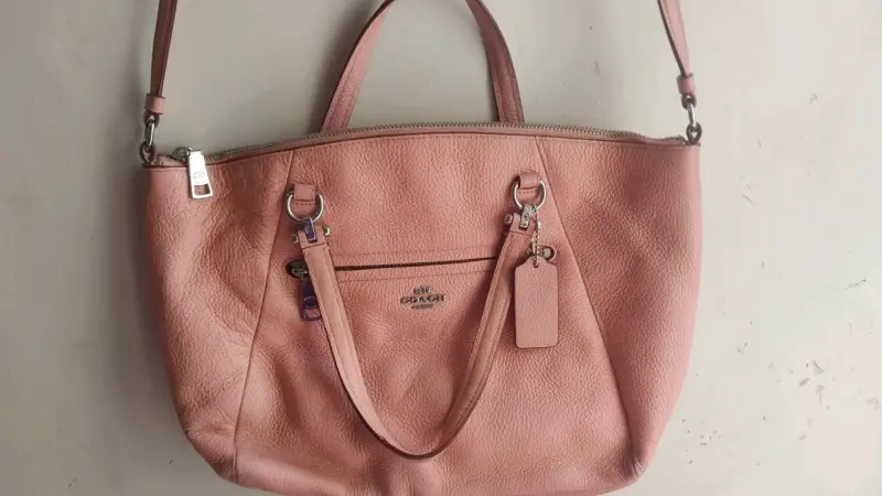 Bolso de cuero rosa Coach con detalles metálicos - 3