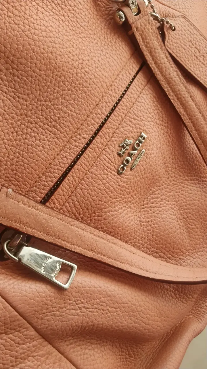Bolso de cuero rosa Coach con detalles metálicos - 4