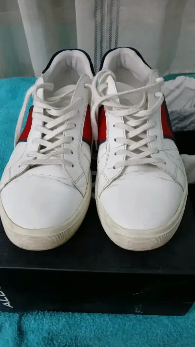Zapatillas deportivas blancas con detalles rojos - miniatura 1