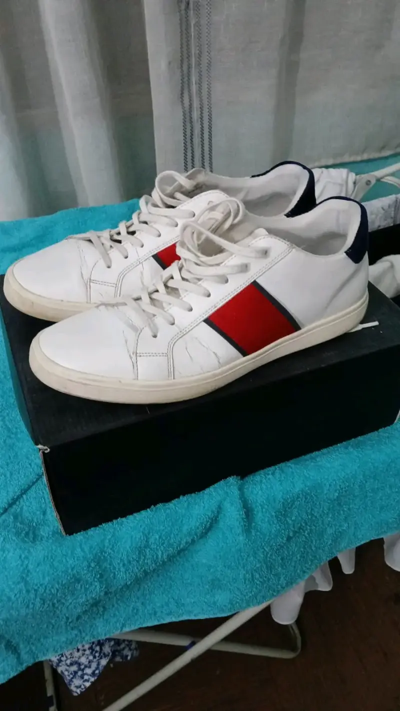 Zapatillas deportivas blancas con detalles rojos - 2