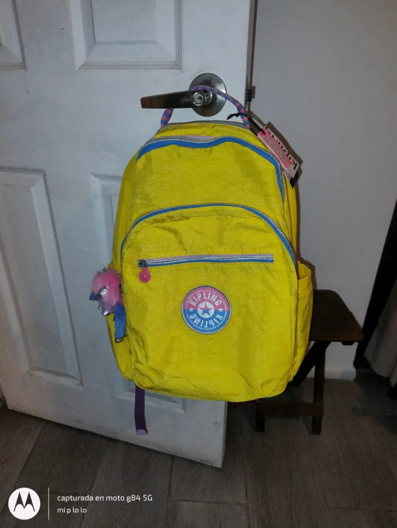 Mochila amarilla Kipling con llavero de mono - 4