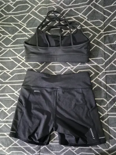Conjunto deportivo negro Puma para mujer - miniatura 2