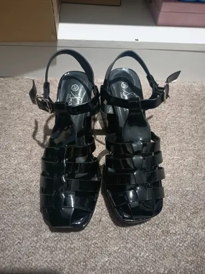Sandalias de charol negro con taco ancho - miniatura 1
