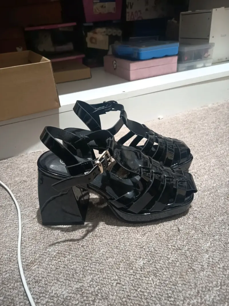 Sandalias de charol negro con taco ancho - 2