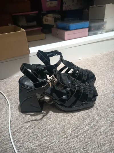 Sandalias de charol negro con taco ancho - miniatura 2