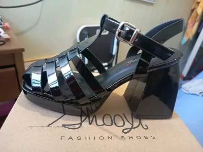 Sandalias de charol negro con taco ancho - miniatura 3