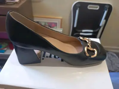 Zapatos de tacón bajo negros con adorno metálico - miniatura 1