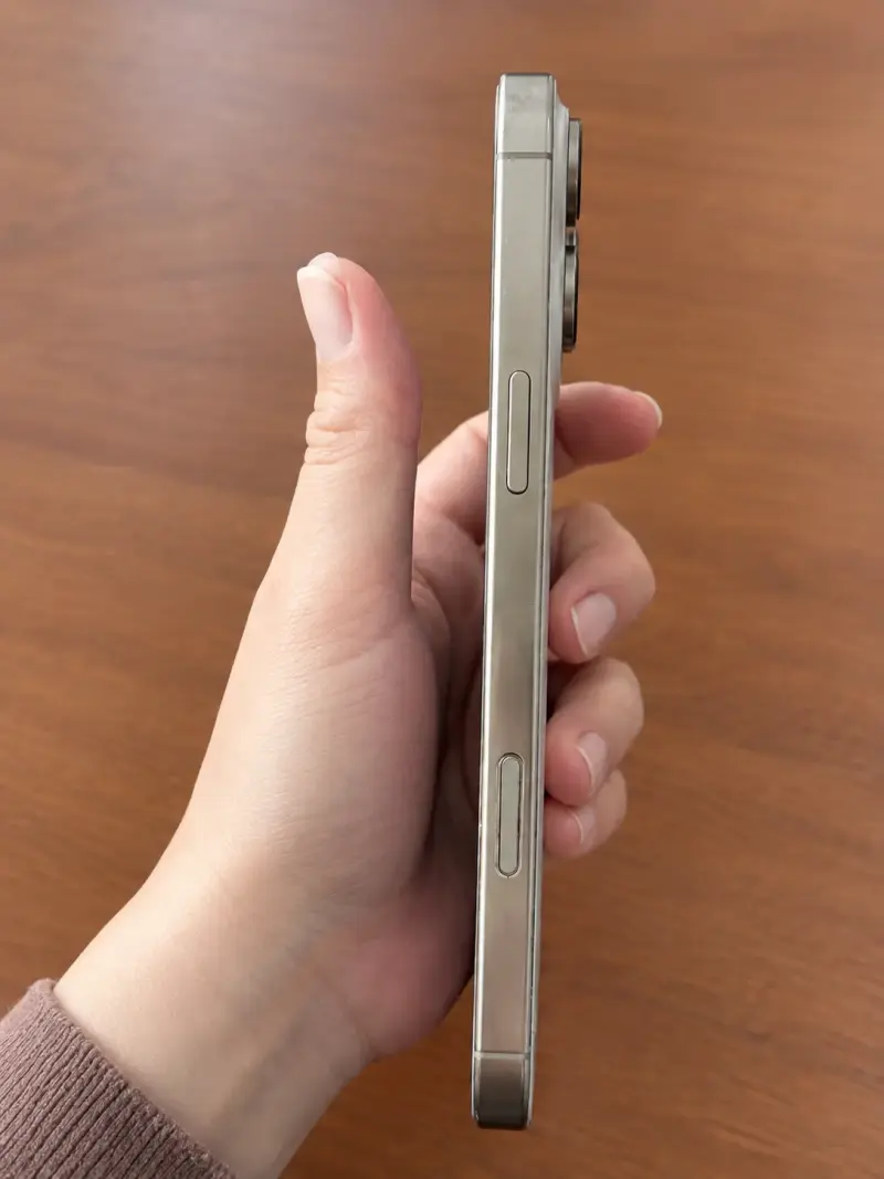 iPhone 16 Pro Max 256GB color dorad en B Estado - 3