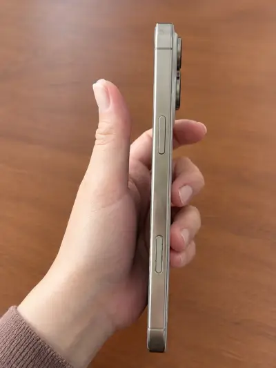 iPhone 16 Pro Max 256GB color dorad en B Estado - miniatura 3