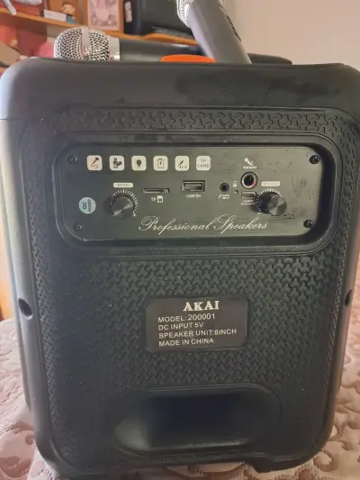 Parlante portátil Akai con micrófonos - miniatura 2