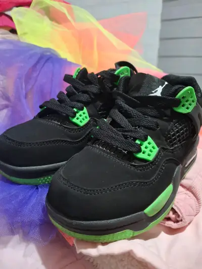 Zapatillas deportivas negras con detalles verdes para niños - miniatura 1