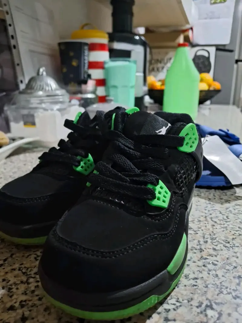 Zapatillas deportivas negras con detalles verdes para niños - 2