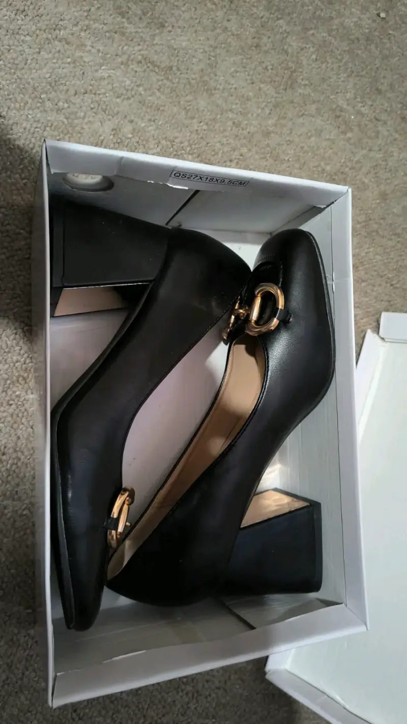 Zapatos de tacón bajo negros con adorno metálico - 2