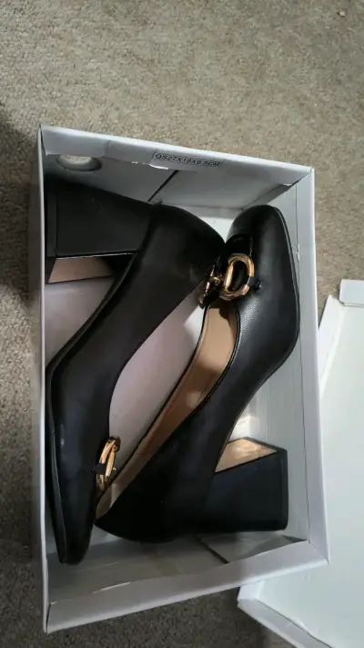 Zapatos de tacón bajo negros con adorno metálico - miniatura 2