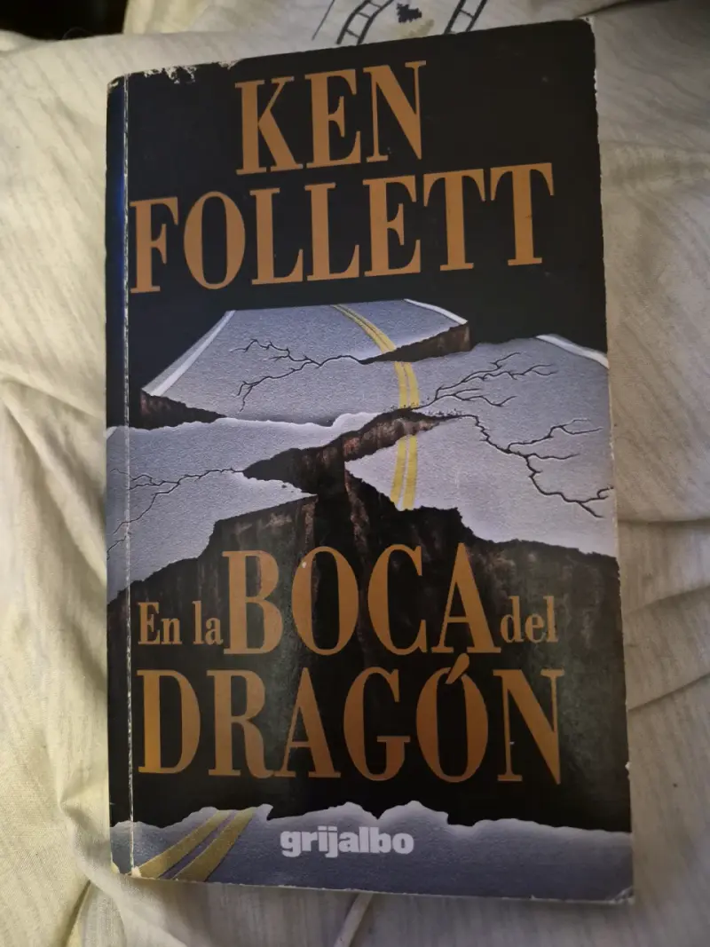 Libro 'En la Boca del Dragón' de Ken Follett
