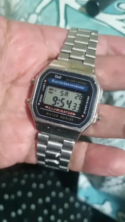 Reloj digital QaQ con pulsera metálica - miniatura 1